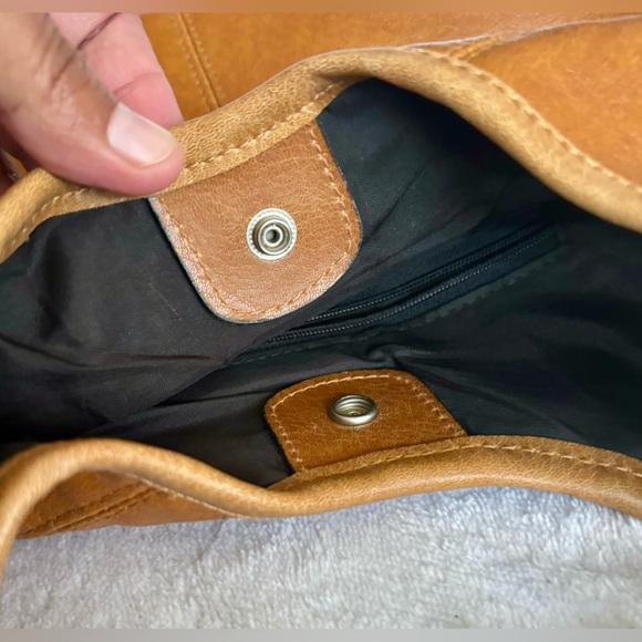 Vintage Early 2000’s hand bag from Express. Cute wooden handle detail. - Picture 2 of 13